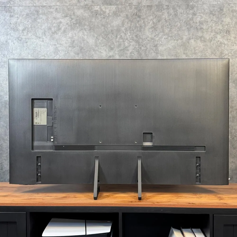 نمای پشتی تلویزیون سامسونگ Q8F با بدنه پلاستیکی و شیارهای مدیریت کابل