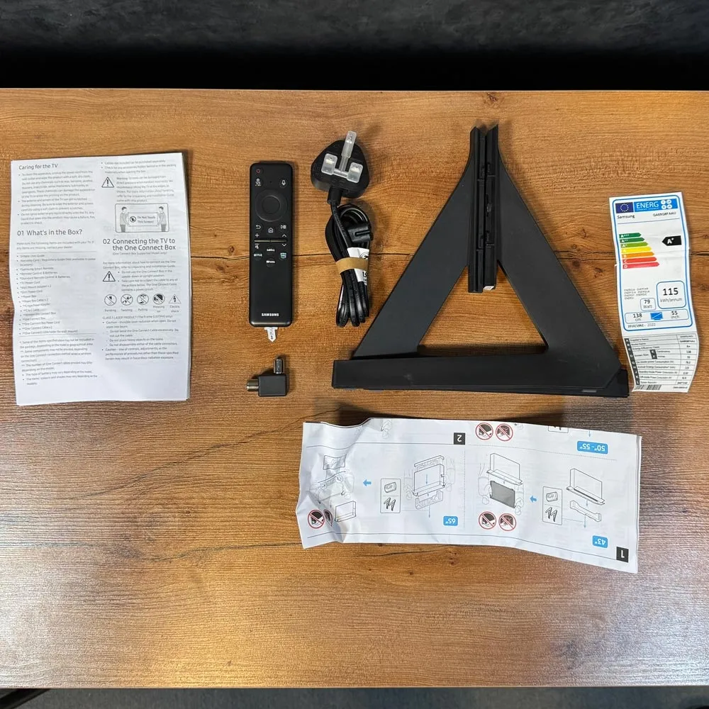 لوازم جانبی تلویزیون سامسونگ Q8F شامل ریموت کنترل و پایه رومیزی