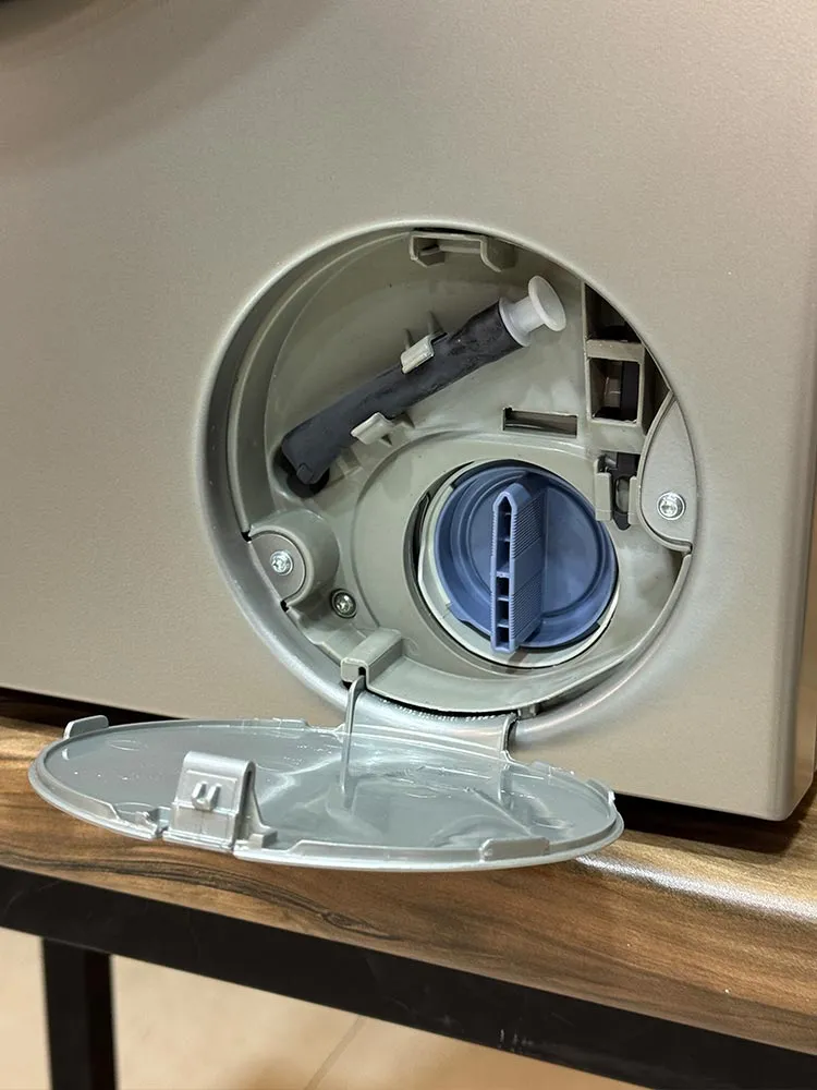 فیلتر صافی و لوله تخلیه اضطراری ماشین لباسشویی بوش WGA1440XGC