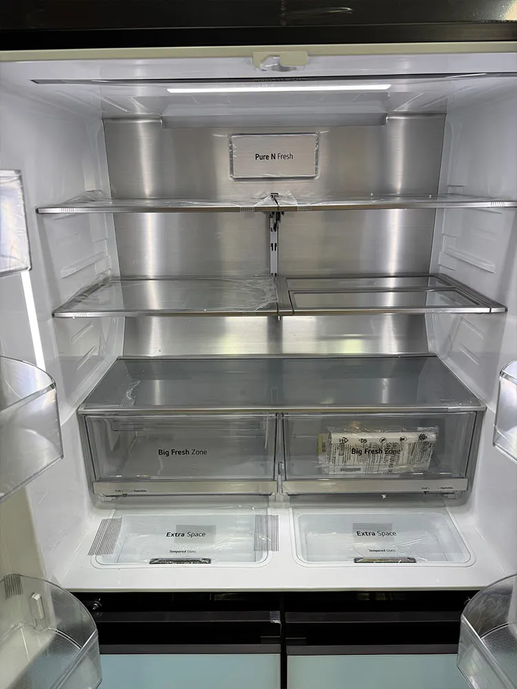 نمای داخلی یخچال ال جی GMV960NNME با قفسه‌های Big Fresh Zone و Extra Space