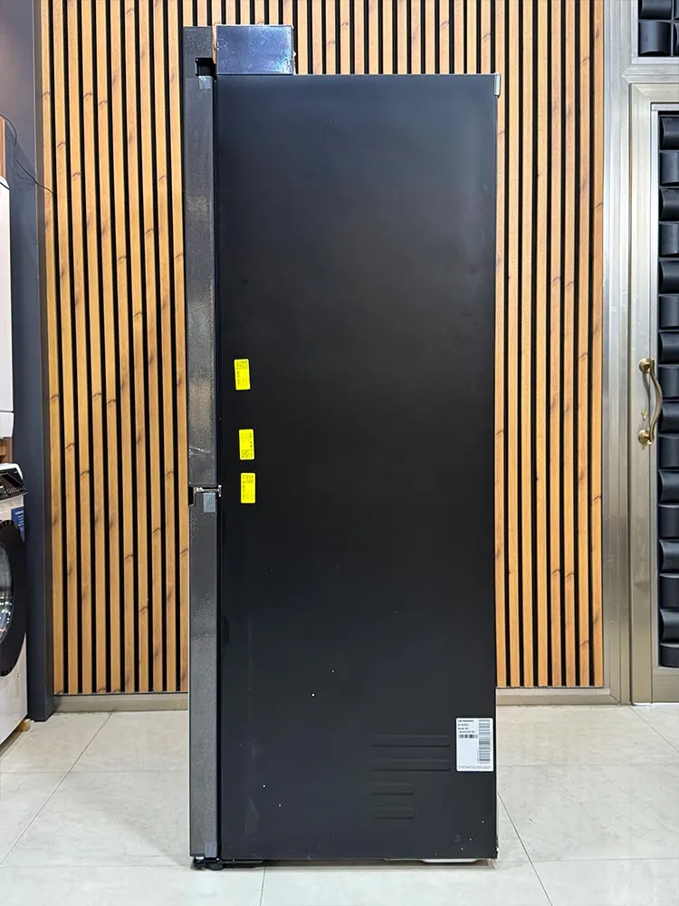 نمای جانبی یخچال فریزر ساید بای ساید چهار درب ال جی GMV960NNME
