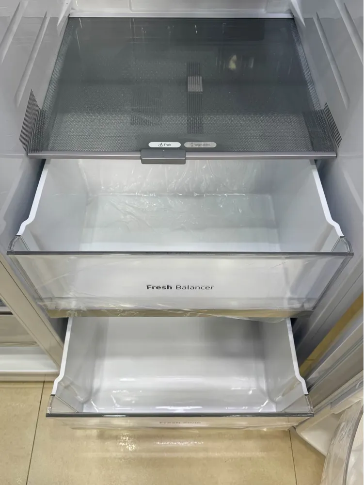 نمای قفسه‌های پایینی و کشوهای Fresh Balancer یخچال ال جی GC-X267 2026