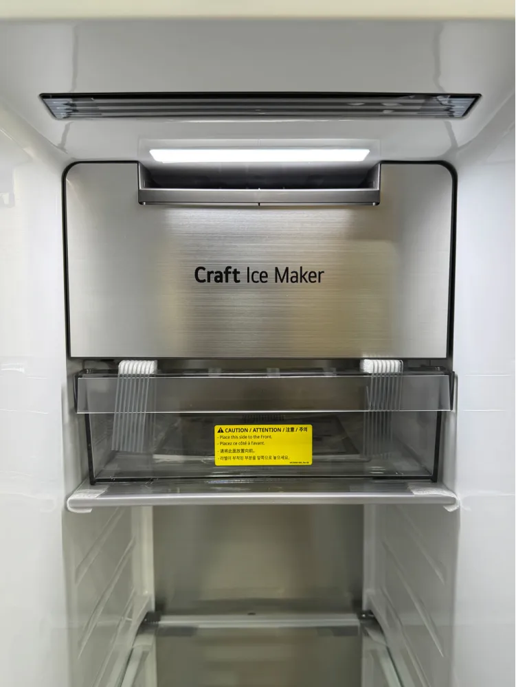 نمای سیستم یخ‌ساز اتوماتیک Craft Ice Maker با قابلیت تولید یخ کروی در یخچال ال جی GC-X267CQHW