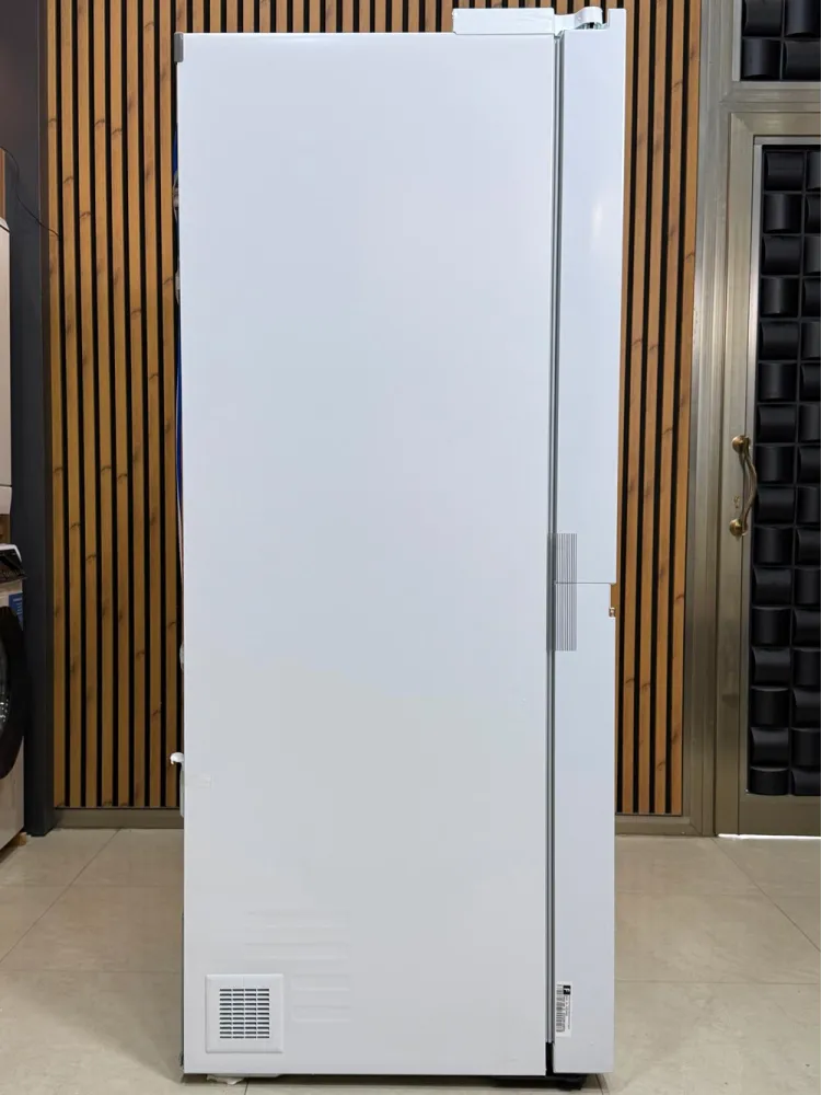 نمای جانبی یخچال فریزر ساید بای ساید دو درب ال جی GC-X267CQHW رنگ سفید