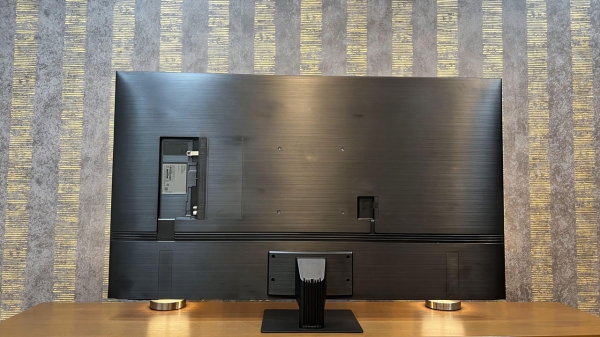 نمای پشتی تلویزیون سامسونگ Q70B