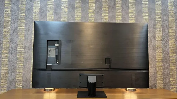 نمای پشتی تلویزیون سامسونگ Q70B