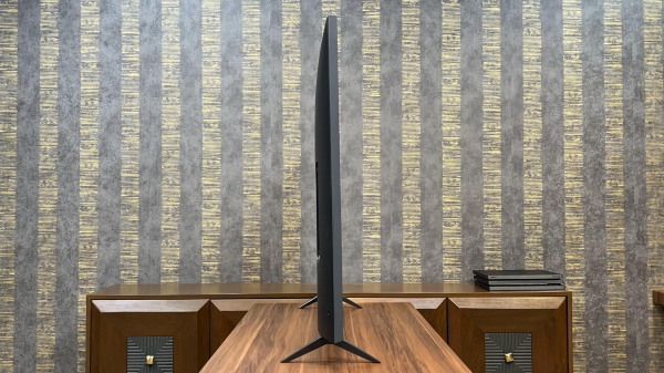 ضخامت تلویزیون ال جی UQ8000