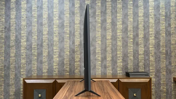 ضخامت تلویزیون ال جی UQ8000