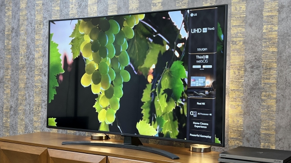 نمای جانبی تلویزیون ال جی UQ8100