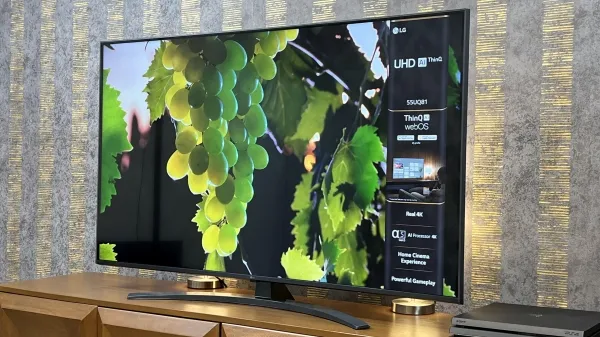 نمای جانبی تلویزیون ال جی UQ8100