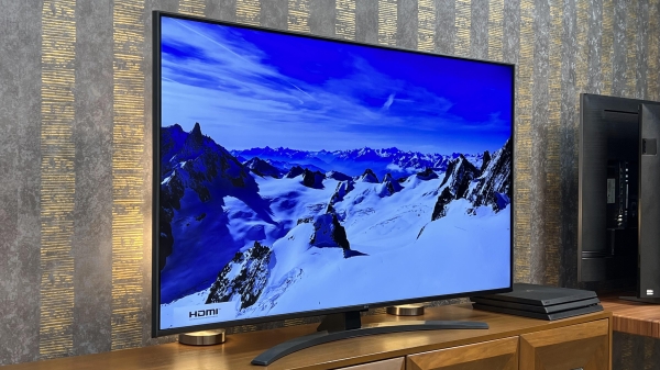 نمای جانبی تلویزیون ال جی UQ8100