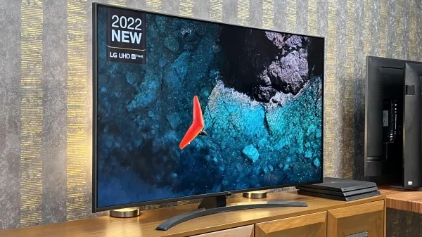 نمای جانبی تلویزیون UQ8100