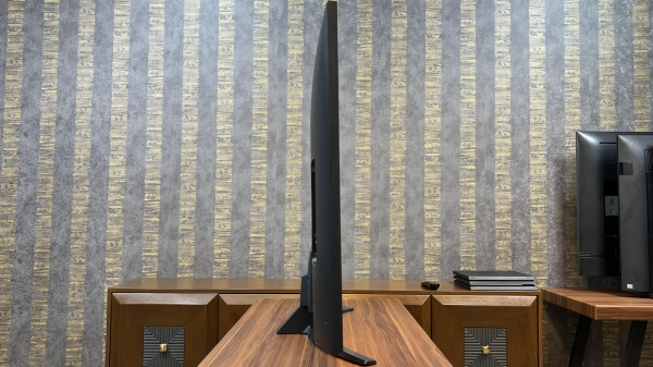 ضخامت تلویزیون UQ8100