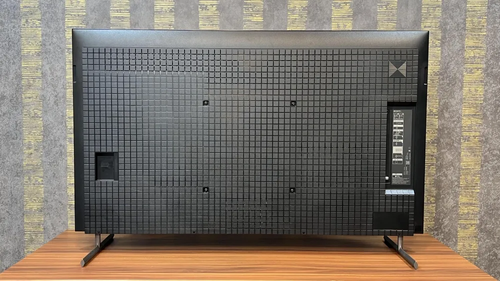 نمای پشتی تلویزیون سونی X90L