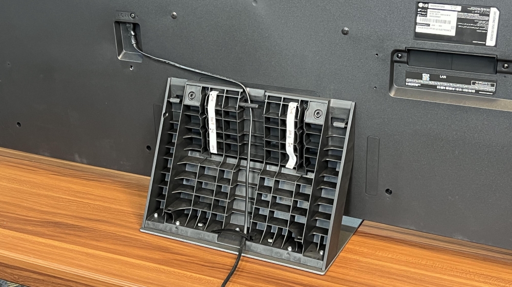 نمای پشتی تلویزیون ال جی QNED81